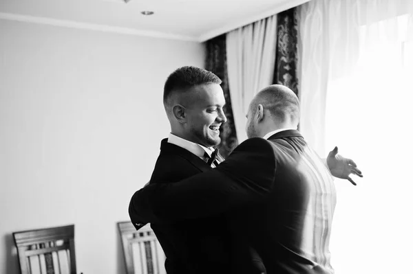 Two handsome male friends meet and shaking hands each other. Gro — Stock Photo, Image