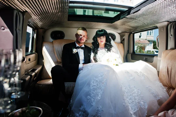 Geweldige bruidspaar binnen elegantie limousine op hun awesom — Stockfoto