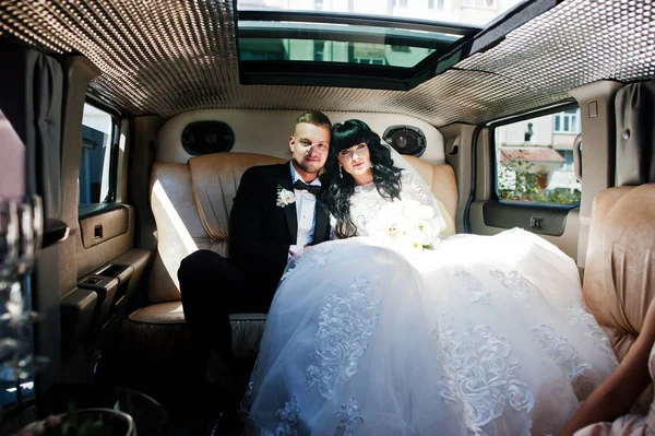 Niesamowite para ślub wewnątrz elegancję limuzyny o ich awesom — Zdjęcie stockowe
