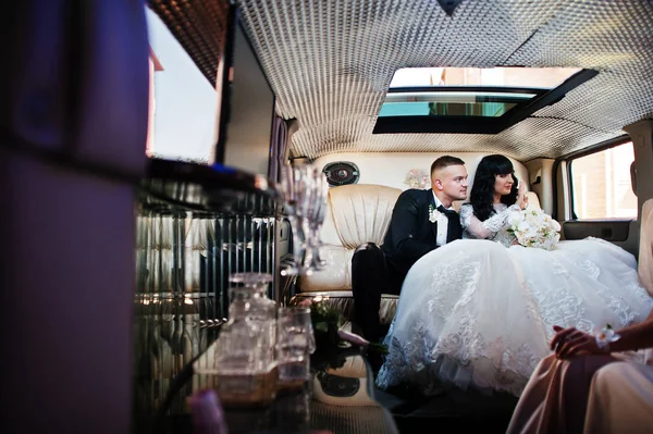 Amazing wedding couple inside elegance limousine at their awesom — Stock Photo, Image