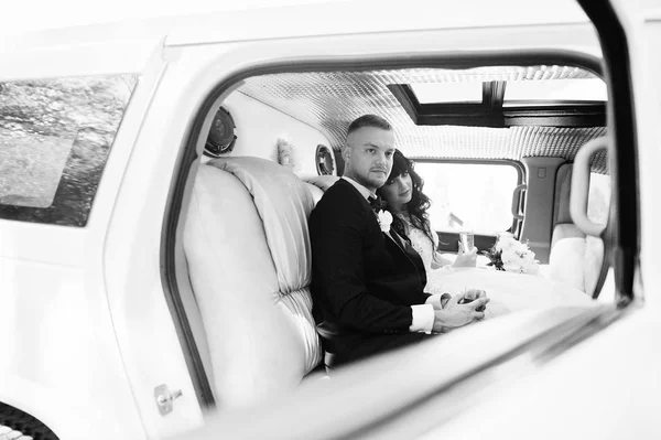 Úžasné svatební pár uvnitř elegance limousine v jejich awesom — Stock fotografie