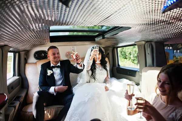 Increíble pareja de boda dentro de la elegancia limusina en su awesom — Foto de Stock