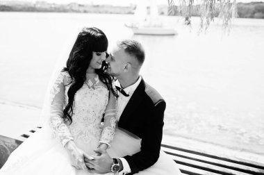 Harika Düğün çifti tezgah arka plan yelken shi üzerinde oturan