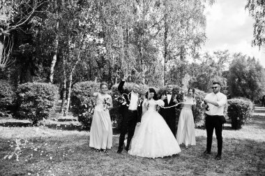 Şık Düğün çifti, sağdıç ve nedime şampanya ile