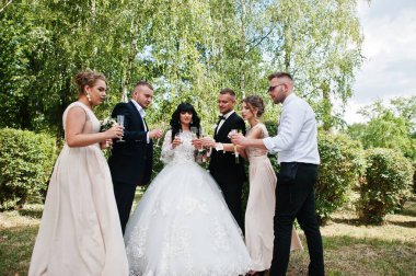 Şık Düğün çifti, sağdıç ve nedime içme şampiyon