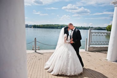 Mükemmel evlilik çift beyaz sütunları anıt arka plan la altında