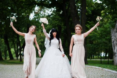 Nedime park ile yolda, bej elbise ile güzel gelin 