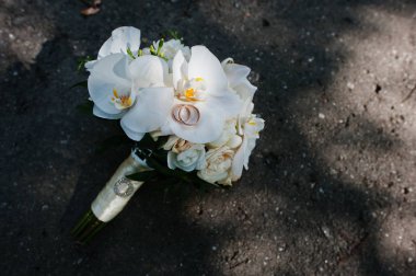 Şık düğün buket altın düğün rin ile beyaz orkide