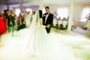 Yeni evli ile farklı renkli ilk düğün dansı şaşırtıcı