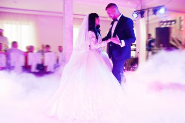 Yeni evli ile farklı renkli ilk düğün dansı şaşırtıcı