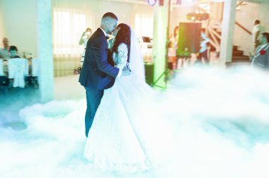 Yeni evli ile farklı renkli ilk düğün dansı şaşırtıcı