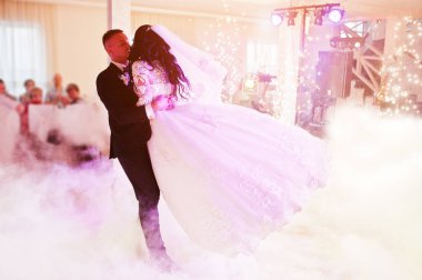 Yeni evli ile farklı renkli ilk düğün dansı şaşırtıcı