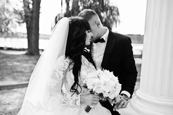 华丽的婚礼几近白色列拱的爱. — 图库照片