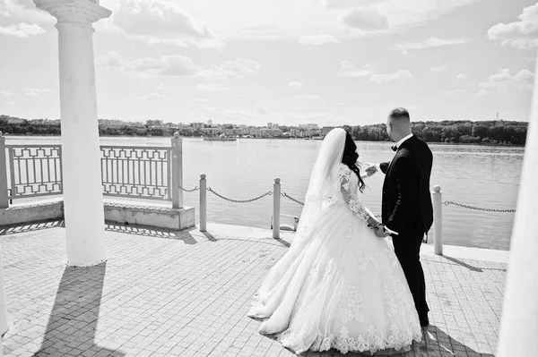Superb wedding couple under white columns monument background la — Stock Photo, Image