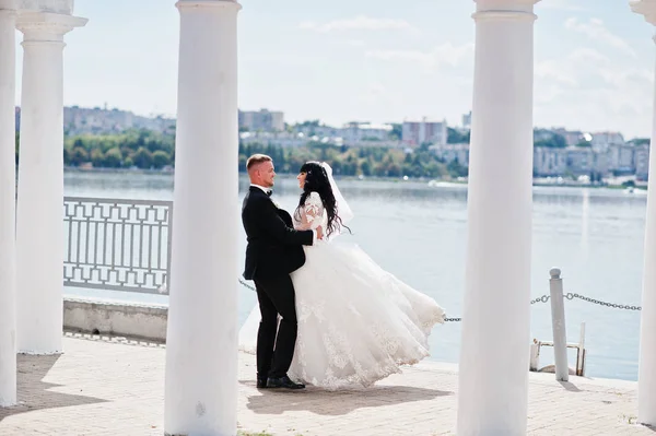 Superb wedding couple under white columns monument background la — Stock Photo, Image