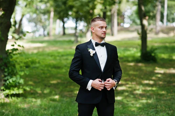 Trendy baard man bruidegom met strikje gesteld op park. — Stockfoto