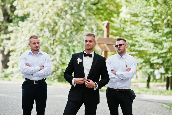 Knap bruidegom met beste mans of stalknecht gesteld op park bij we — Stockfoto