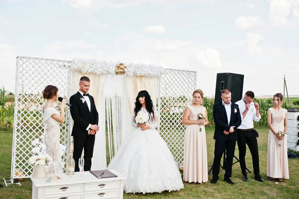 Increíble ceremonia de boda. Novio esperando a su novia . — Foto de Stock