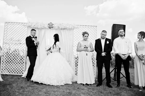 Cerimônia de casamento incrível com mestre de cerimônias, golpe de casamento — Fotografia de Stock