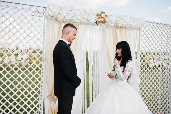 Increíble ceremonia de boda con maestro de ceremonias, golpe de boda —  Fotos de Stock