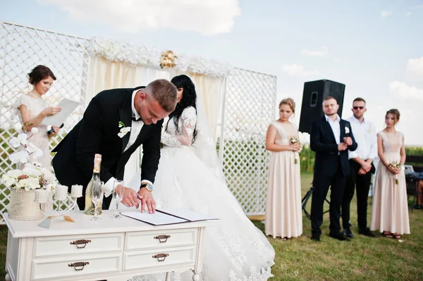 Amazing wedding ceremony with master of ceremonies, wedding coup — Stock Photo, Image