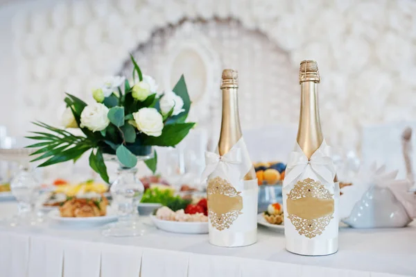 Zlatá champagne na svatební tabule novomanželů. — Stock fotografie