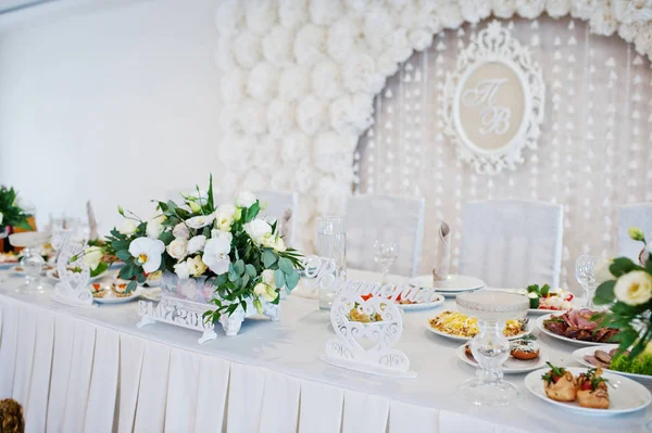 Fleurs sur la table de mariage de jeunes mariés. Coeurs décoratifs et signe — Photo