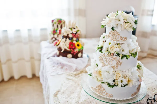 Royal wedding cake with flowers on table. — Stock Photo, Image