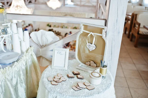 A dekor az esküvő eleme. Fa szív kívánságait — Stock Fotó