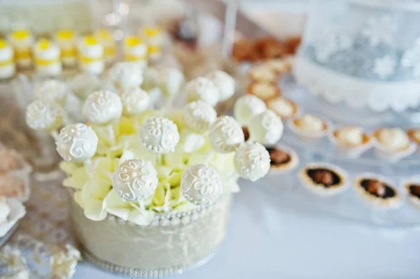웨딩 케이크와 사탕 리셉션 테이블. — 스톡 사진
