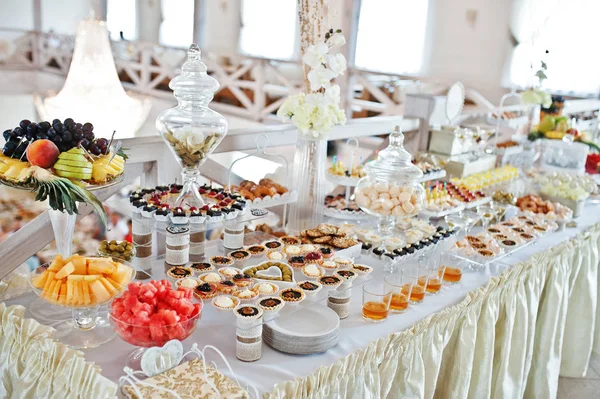 Bruiloft receptie met verschillende snoepjes en vruchten. — Stockfoto