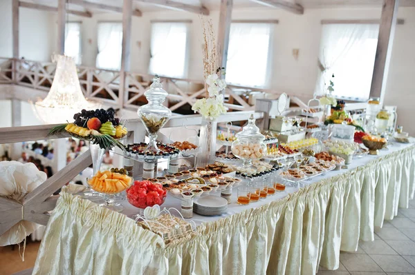Bröllopsfest med olika sötsaker och frukt. — Stockfoto