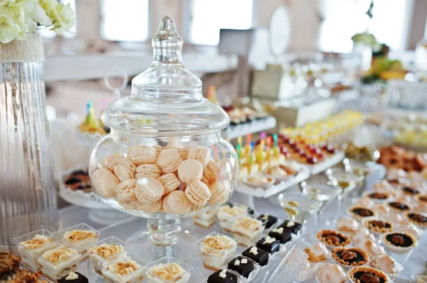 Macaron ve skleněné baňce na svatební hostinu. — Stock fotografie