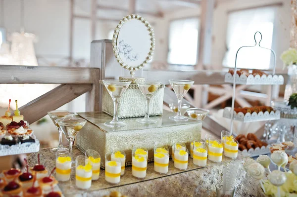 Torte nuziali e caramelle con bicchieri di aperitivo alla reception — Foto Stock