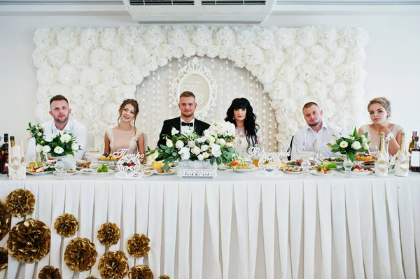 최고의 남자와 들러리에 테이블에 앉아 몇 결혼식 — 스톡 사진