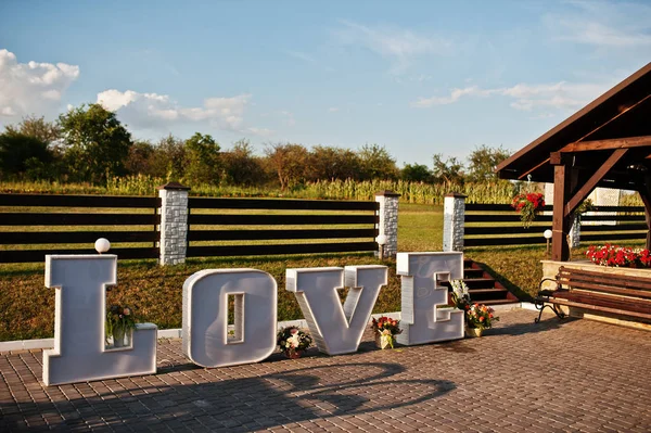 Μεγάλη μεγάλο γράμμα λέξη αγάπη, με φως μέσα σε γαμήλια τελετή — Φωτογραφία Αρχείου