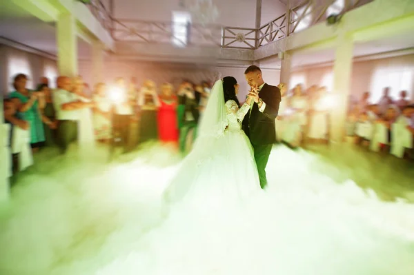 Amazing first wedding dance of newlywed with different colourful — Stock Photo, Image