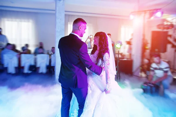 Uimitor primul dans de nunta de proaspăt căsătorit cu diferite colorate — Fotografie, imagine de stoc