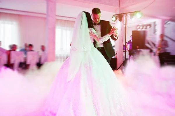 Incroyable première danse de mariage de jeunes mariés avec différents colorés — Photo