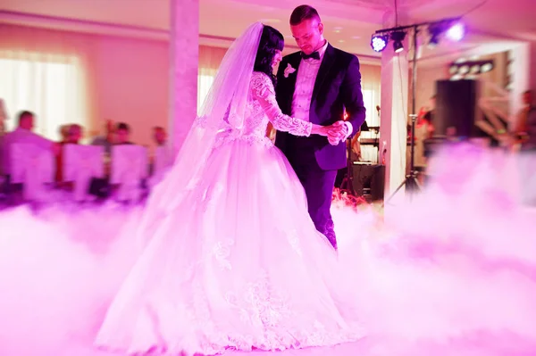 Incrível primeira dança de casamento de recém-casados com diferentes coloridos — Fotografia de Stock