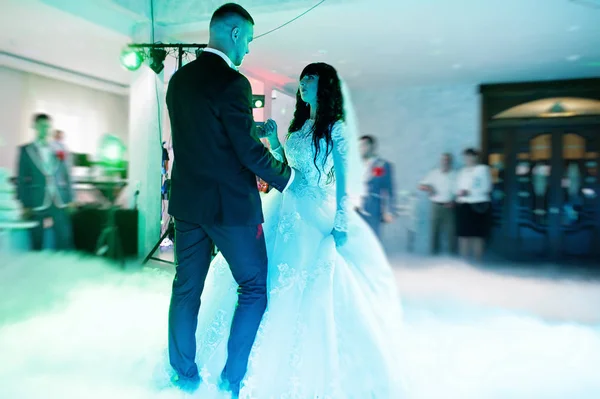 Amazing first wedding dance of newlywed with different colourful — Stock Photo, Image