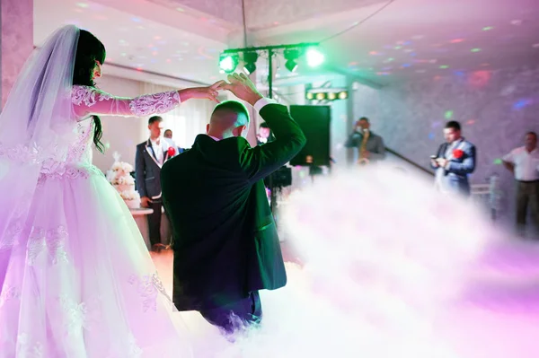 Incrível primeira dança de casamento de recém-casados com diferentes coloridos — Fotografia de Stock