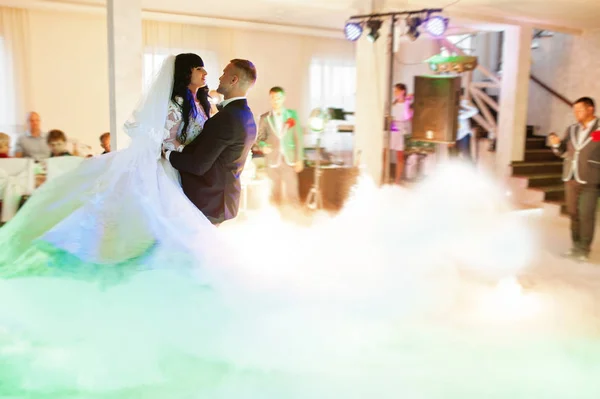 Amazing first wedding dance of newlywed with different colourful — Stock Photo, Image