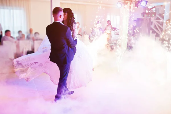 Incroyable première danse de mariage de jeunes mariés avec différents colorés — Photo