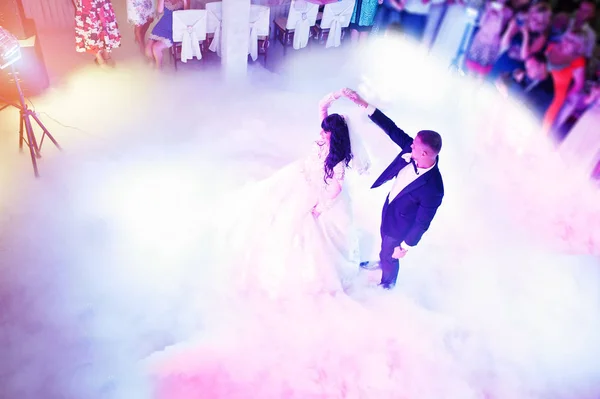 Amazing first wedding dance of newlywed with different colourful — Stock Photo, Image