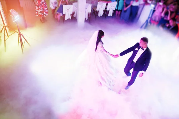 Uimitor primul dans de nunta de proaspăt căsătorit cu diferite colorate — Fotografie, imagine de stoc