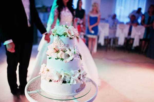 Impresionantes recién casados en fiesta de boda con pastel de boda en colourfu —  Fotos de Stock