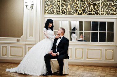 Royal room-m sandalyede oturan muhteşem Düğün çifti