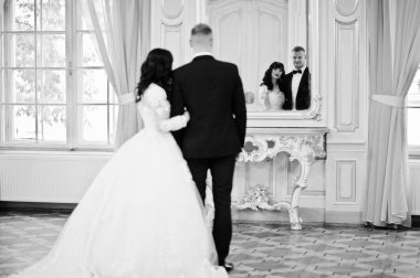 Muhteşem Düğün çifti birçok aynalar ile kraliyet odası. 