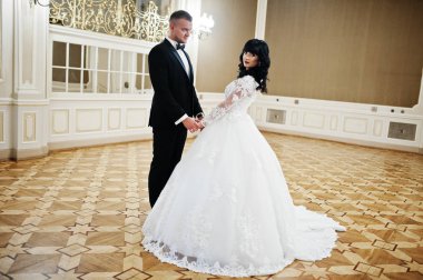 Muhteşem Düğün çifti birçok aynalar ile kraliyet odası. 